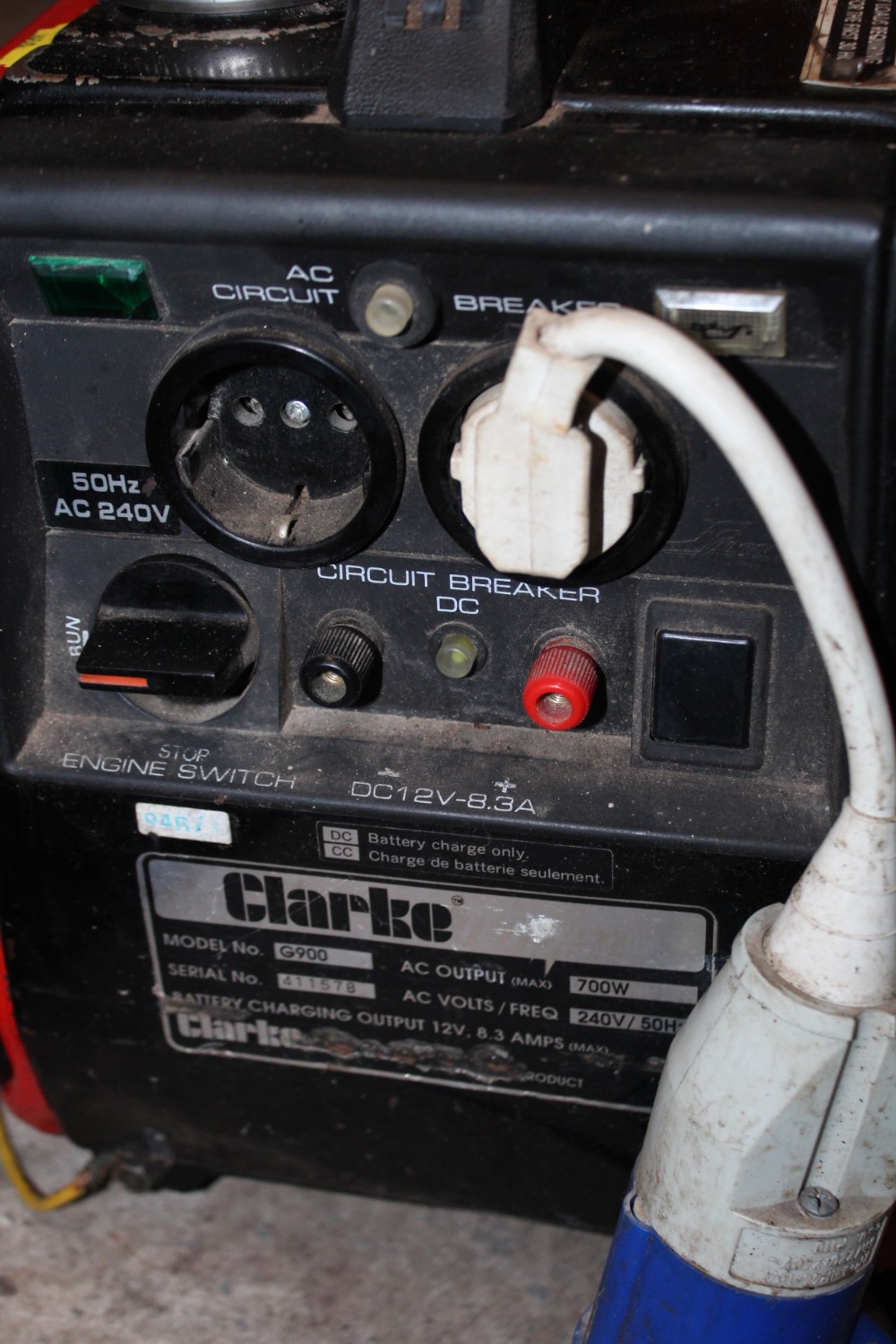 A CLARKE POWER 700 WATT GENERATOR g900 - Image 2 of 3