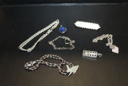 A COLLECTION OF SILVER JEWELLERY TO INCLUDE A CURB LINK BRACELET