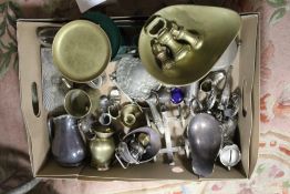 A TRAY OF ASSORTED METALWARE TO INCLUDE SILVER PLATED EXAMPLES, SCALES AND WEIGHTS, MONEY BANKS ETC.