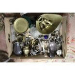 A TRAY OF ASSORTED METALWARE TO INCLUDE SILVER PLATED EXAMPLES, SCALES AND WEIGHTS, MONEY BANKS ETC.