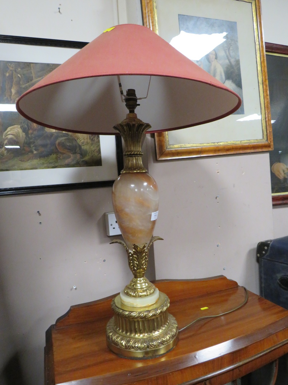 A LARGE MARBLE AND GILT CLASSICAL TABLE LAMP & SHADE - LAMP H 59 CM