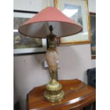 A LARGE MARBLE AND GILT CLASSICAL TABLE LAMP & SHADE - LAMP H 59 CM