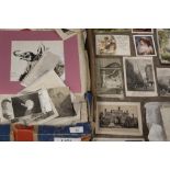 A LARGE QUANTITY OF UNFRAMED ANTIQUE ENGRAVINGS, PRINTS ETC. TO INCLUDE LANDSCAPES, PORTRAITS ETC.