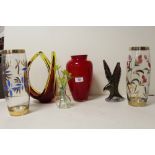 A COLLECTION OF STUDIO AND OTHER GLASSWARE TO INCLUDE A TWEEDSMUIR GLASS BIRD FIGURE (6)