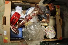 A TRAY OF ASSORTED CERAMICS AND GLASSWARE TO INCLUDE A RED AND GILT GLASS VASE, BLUE AND WHITE