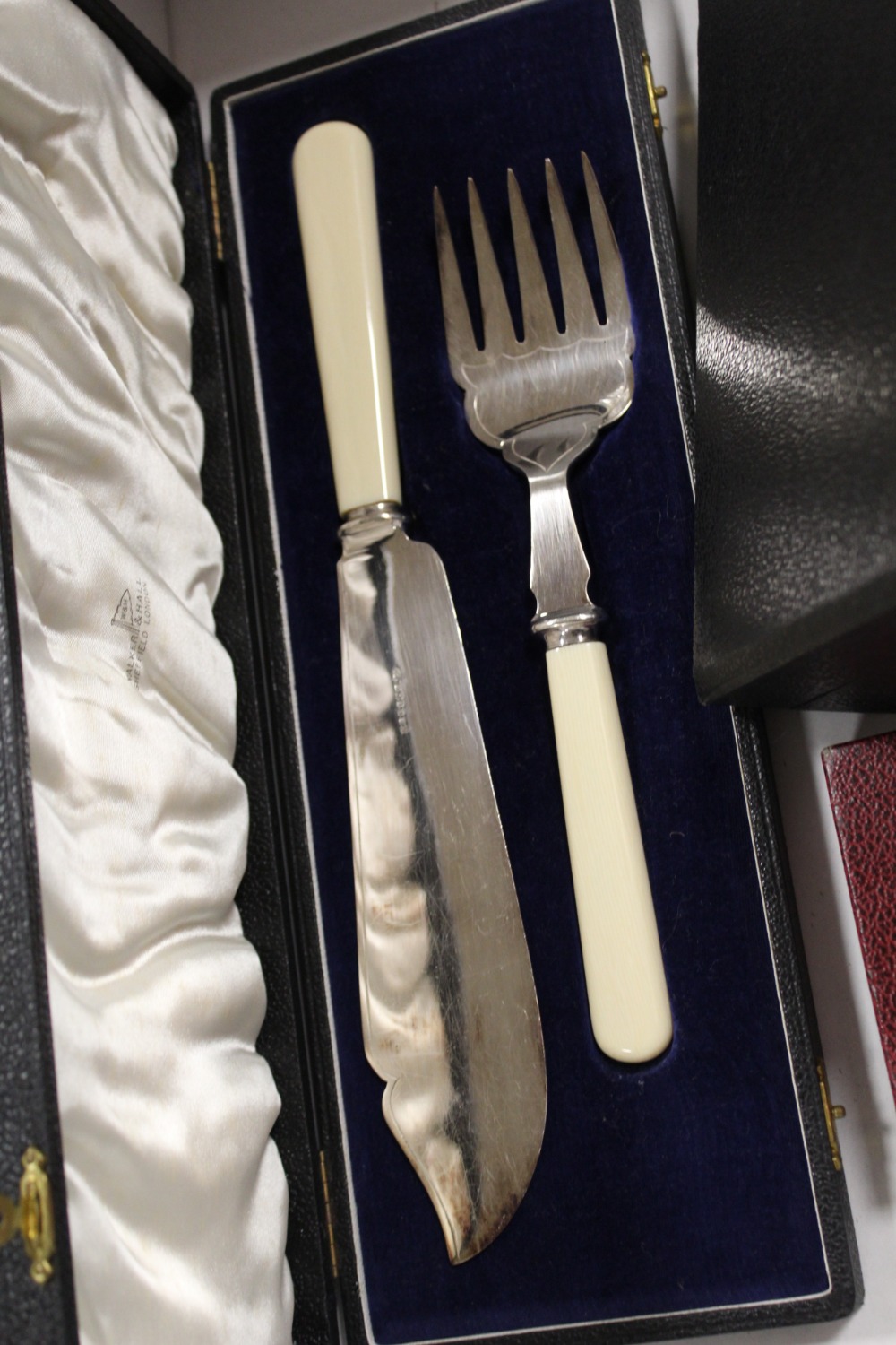 A QUANTITY OF BOXED AND CASED CUTLERY TO INCLUDE A CARVING SET - Image 4 of 4