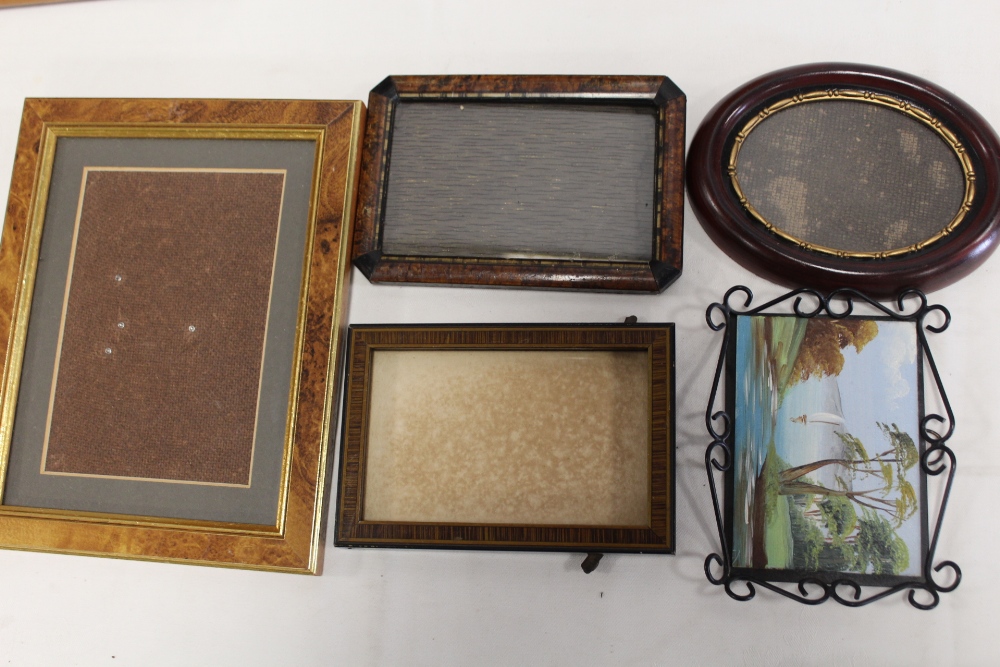 A COLLECTION OF VINTAGE PICTURE FRAMES ETC. TO INCLUDE MAPLE STYLE FRAMES, BRASS FRAMED WALL - Image 3 of 5