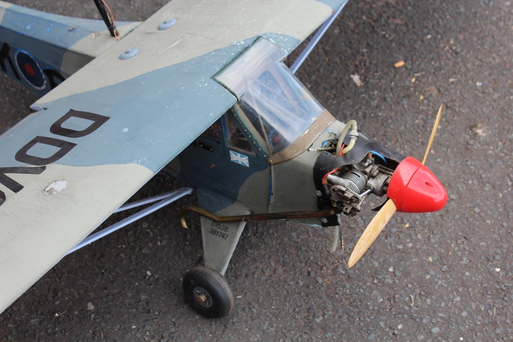 A LARGE REMOTE CONTROLLED MODEL OF AN AEROPLANE WITH REMOTE CONTROL AND INSTRUCTION - Image 2 of 5