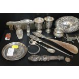 A QUANTITY OF HALLMARKED SILVER AND WHITE METAL COLLECTABLES TO INCLUDE A HALLMARKED SILVER TOPPED