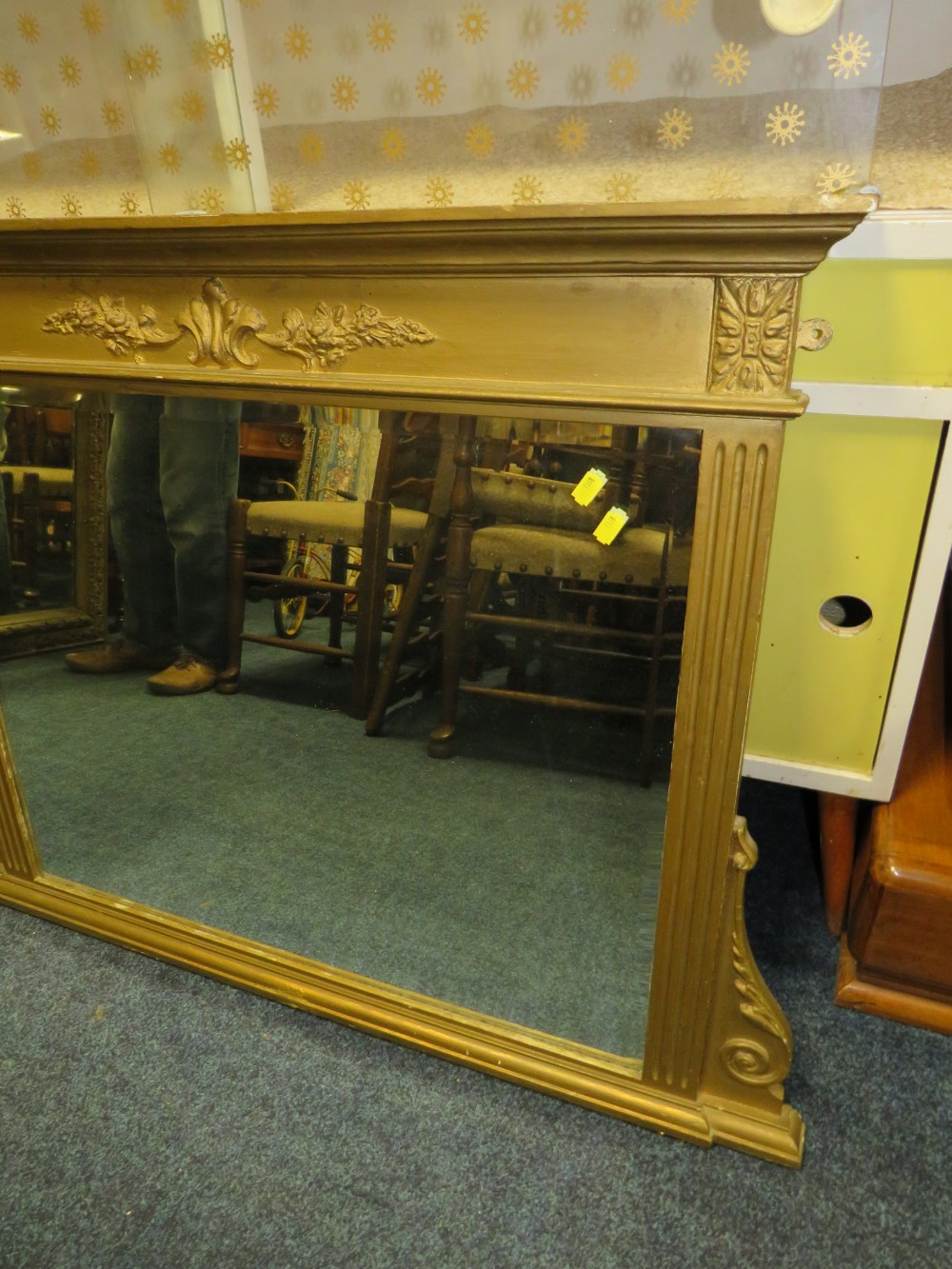 AN ANTIQUE GILT FRAMED OVER MANTLE MIRROR IN THE NEO-CLASSICAL STYLE, H 79 CM, W 100 CM - Image 4 of 4