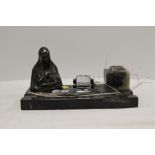 A VINTAGE MARBLE DESK STAND WITH CALENDAR AND INKWELL W-24.5CM