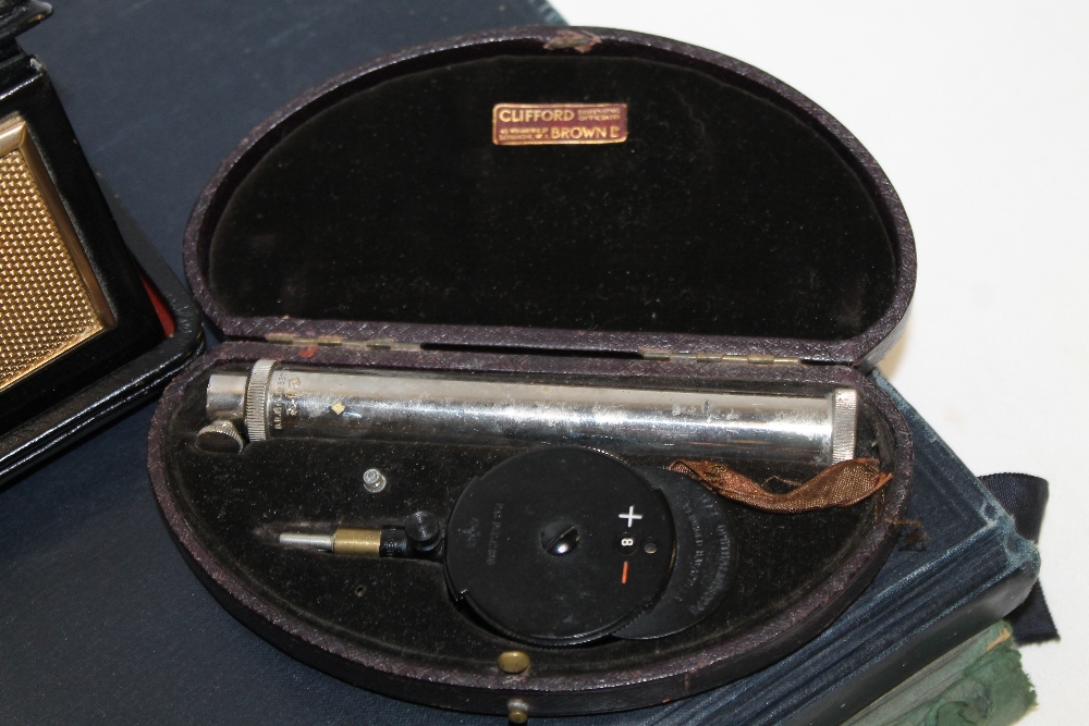 A CLIFFORD BROWN OPHTHALMOSCOPE TOGETHER A ESTYMA TRAVELLING RADIO ALARM CLOCK, VINTAGE AA BADGE, - Image 2 of 4