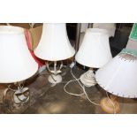 A BOX OF ASSORTED TABLE LAMPS AND SHADES TO INCLUDE A BRASS COLUMN TABLE LAMP, MODERN METAL EXAMPLES