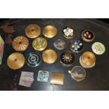 A COLLECTION OF VINTAGE POWDER COMPACTS