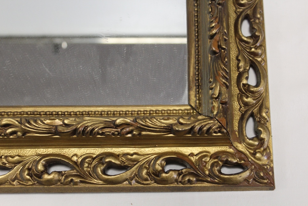 A GILT FRAMED WALL MIRROR OVERALL SIZE - 83CM X 60CM - Image 2 of 2