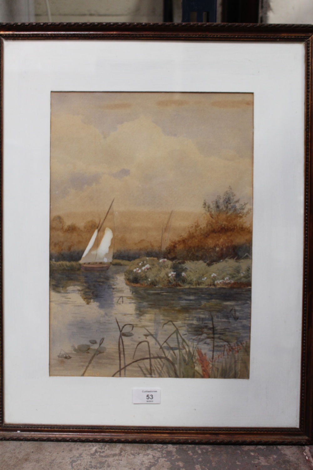 A GILT FRAMED AND GLAZED WATERCOLOUR OF A COUNTRY RIVER SCENE WITH SAIL BOAT 40CM X 28CM - Image 2 of 2