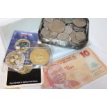 A COLLECTION OF COINS TO INCLUDE A REPRODUCTION KRUGRAND, COMMEMORATIVE COINS ETC. TOGETHER WITH