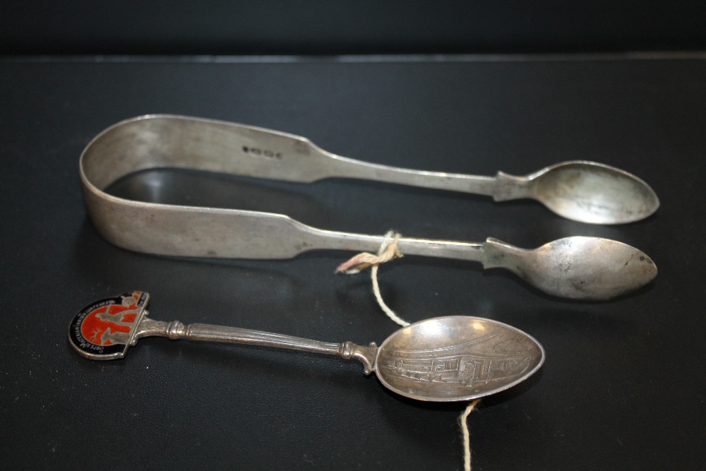 A PAIR OF HALLMARKED SILVER SUGAR TONGS, TOGETHER WITH A HALLMARKED SILVER AND ENAMEL TEASPOON