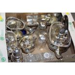A TRAY OF SILVER PLATED METALWARE TO INCLUDE CRUETS, CASTERS, TEAPOT ETC.