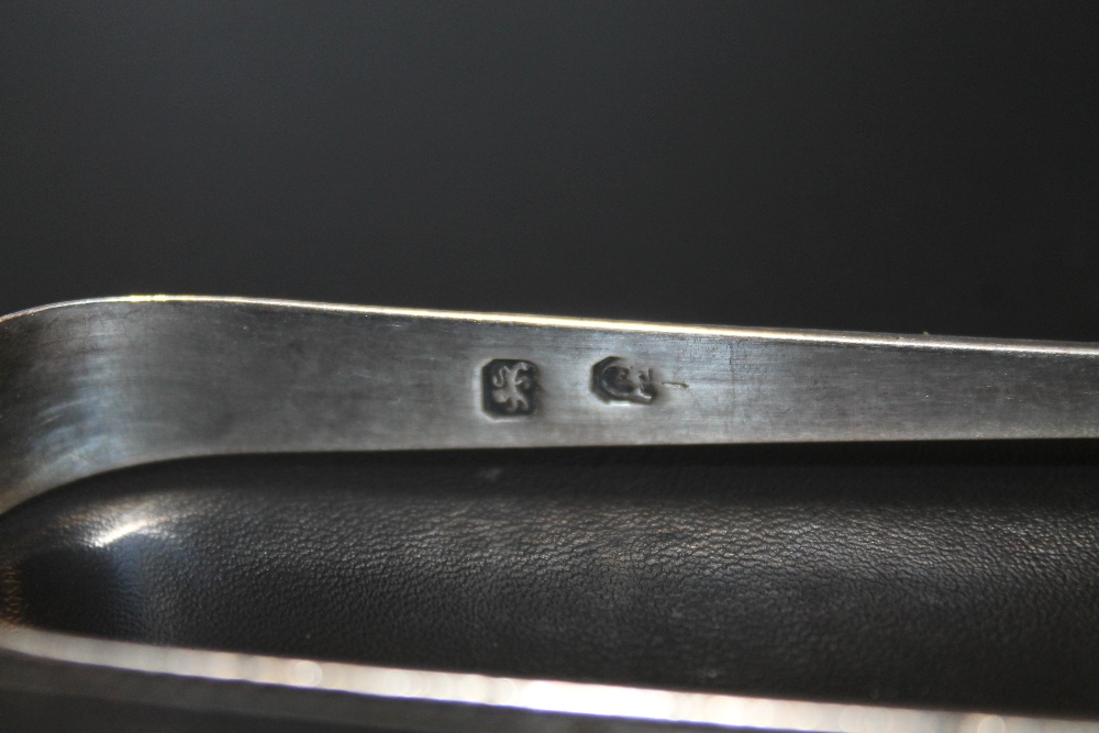 A PAIR OF GEORGIAN HALLMARKED SILVER SUGAR TONGS - Image 2 of 3