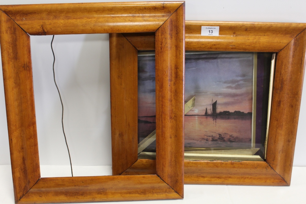 A COLLECTION OF VINTAGE PICTURE FRAMES ETC. TO INCLUDE MAPLE STYLE FRAMES, BRASS FRAMED WALL - Image 4 of 5