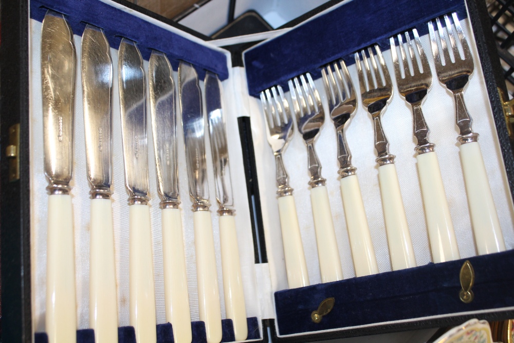 A QUANTITY OF BOXED AND CASED CUTLERY TO INCLUDE A CARVING SET - Image 3 of 4