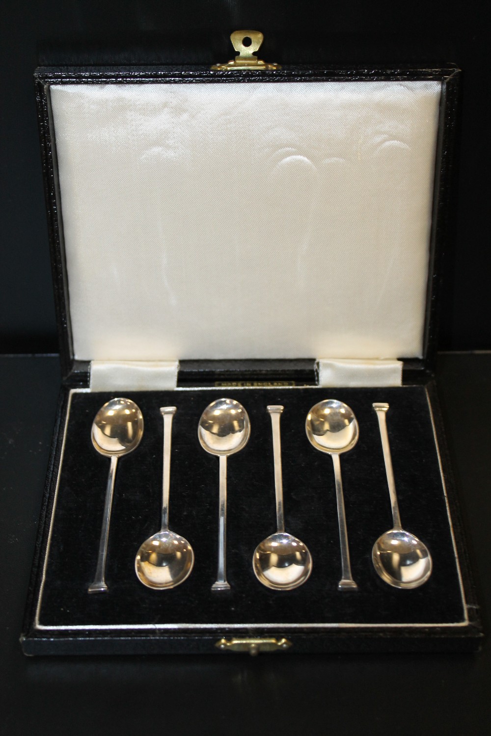 A CASED SET OF SIX HALLMARKED SILVER SEAL TOPPED COFFEE SPOONS APPROX WEIGHT - 38G