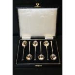 A CASED SET OF SIX HALLMARKED SILVER SEAL TOPPED COFFEE SPOONS APPROX WEIGHT - 38G