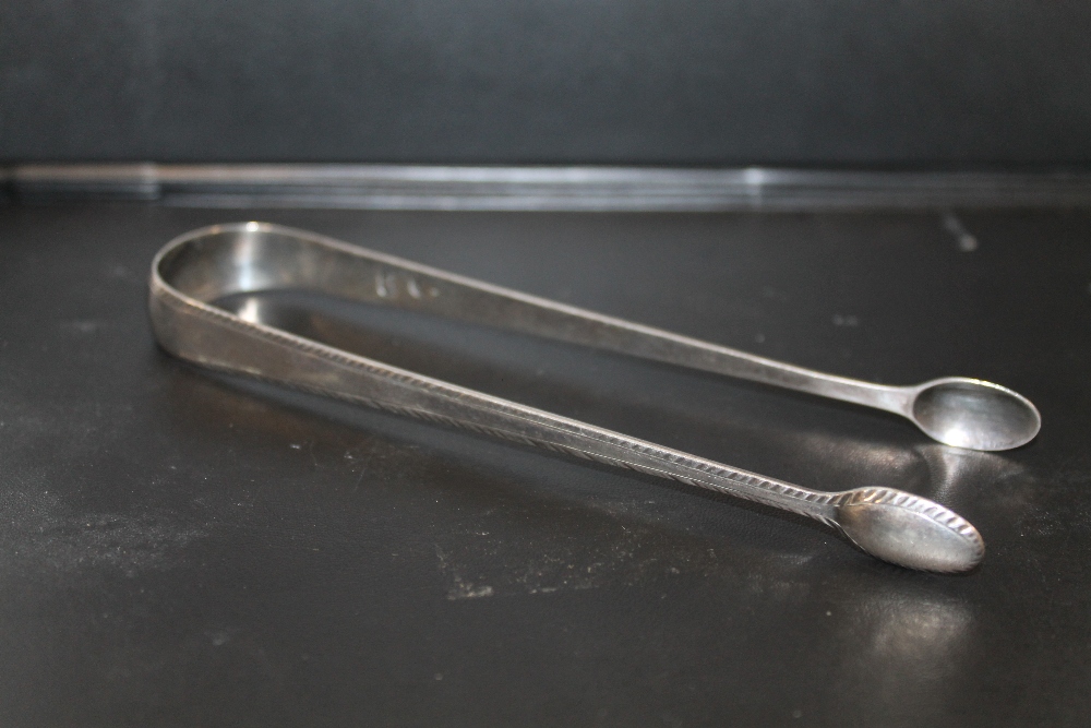 A PAIR OF GEORGIAN HALLMARKED SILVER SUGAR TONGS