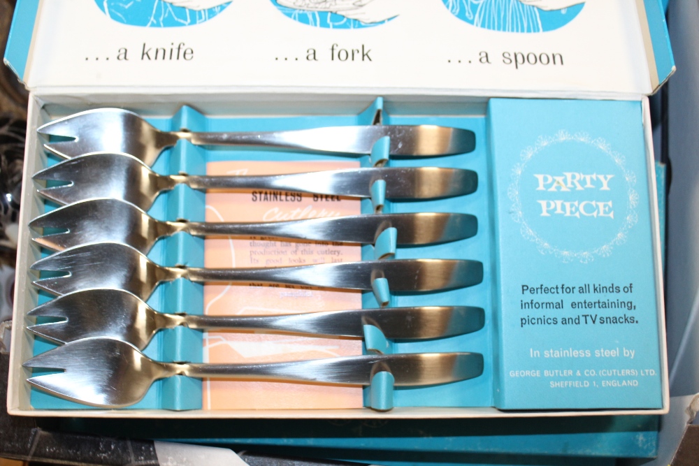 A QUANTITY OF BOXED AND CASED CUTLERY TO INCLUDE A CARVING SET - Image 2 of 4