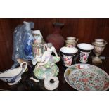 A COLLECTION OF CHINESE/ORIENTAL AND CONTINENTAL STYLE CERAMICS TO INCLUDE A BLUE AND WHITE VASE,