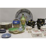 A QUANTITY OF ASSORTED CERAMICS TO INCLUDE A SHELLEY VASE, CARLTONWARE CARLTON CLOISONNE WARE,
