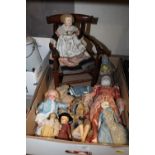 A TRAY OF VINTAGE DOLLS TO INCLUDE ROLLER EYE EXAMPLES, PIN CUSHION DOLL ETC.