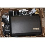 A TRAY OF CAMERAS TO INCLUDE PANASONIC, PRAKTICA, CANON ETC