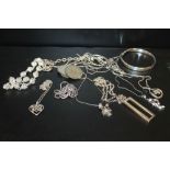 A BAG OF ASSORTED SILVER JEWELLERY TO INCLUDE A BANGLE, NECKLACES ETC. APPROX WEIGHT - 135G