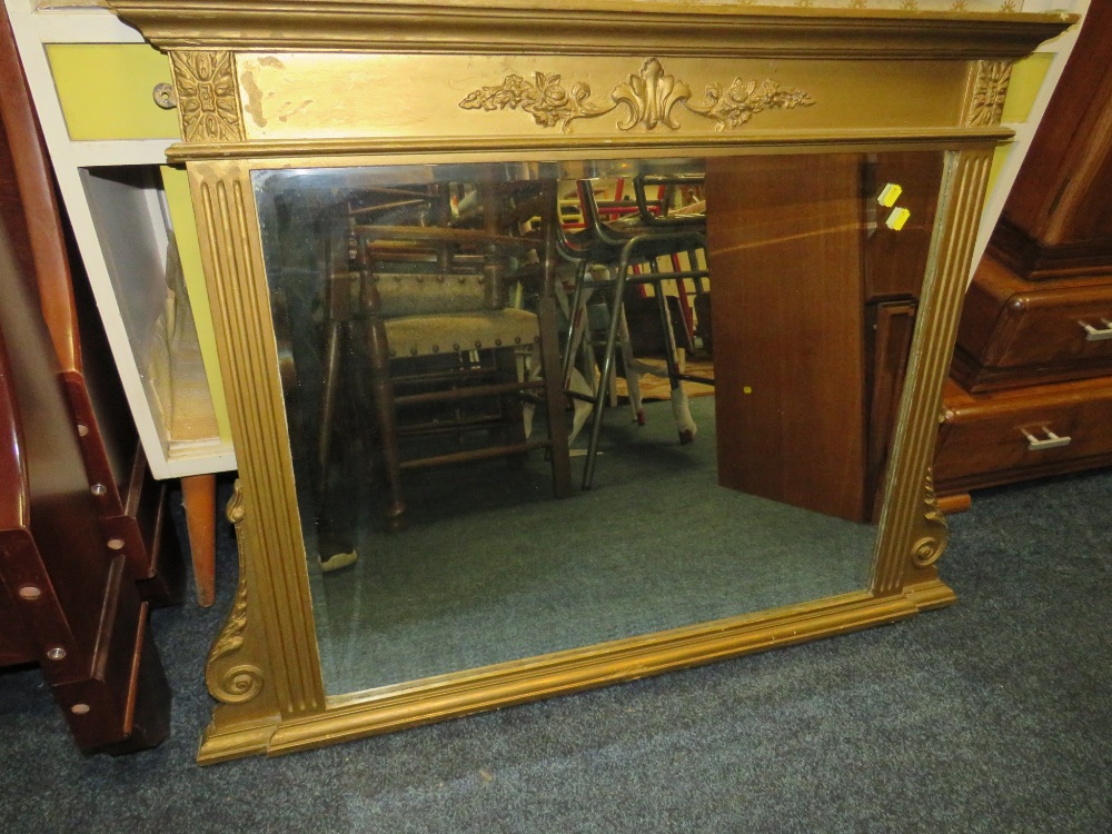 AN ANTIQUE GILT FRAMED OVER MANTLE MIRROR IN THE NEO-CLASSICAL STYLE, H 79 CM, W 100 CM