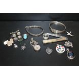 A COLLECTION OF HALLMARKED SILVER JEWELLERY AND COLLECTABLES ETC. TO INCLUDE A SILVER BANGLE, SILVER