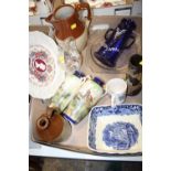 A TRAY OF CERAMICS AND GLASSWARE TO INCLUDE A MARY GREGGORY STYLE JUG, BRETBY VASE ETC