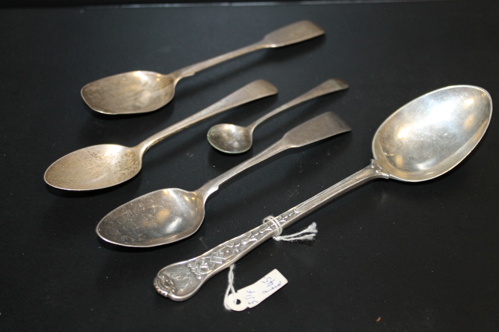 A COLLECTION OF ASSORTED HALLMARKED SILVER SPOONS TO INCLUDE A VICTORIAN SILVER TABLE SPOON,