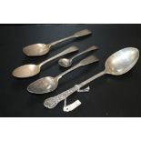 A COLLECTION OF ASSORTED HALLMARKED SILVER SPOONS TO INCLUDE A VICTORIAN SILVER TABLE SPOON,