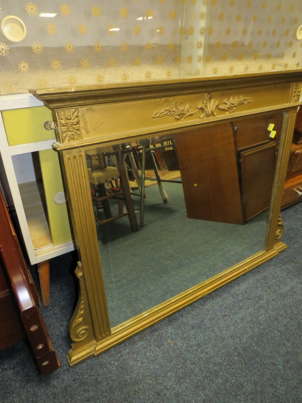 AN ANTIQUE GILT FRAMED OVER MANTLE MIRROR IN THE NEO-CLASSICAL STYLE, H 79 CM, W 100 CM - Image 3 of 4