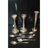 A COLLECTION OF HALLMARKED SILVER AND WHITE METAL TO INCLUDE A PAIR OF SILVER FILLED CANDLESTICKS,