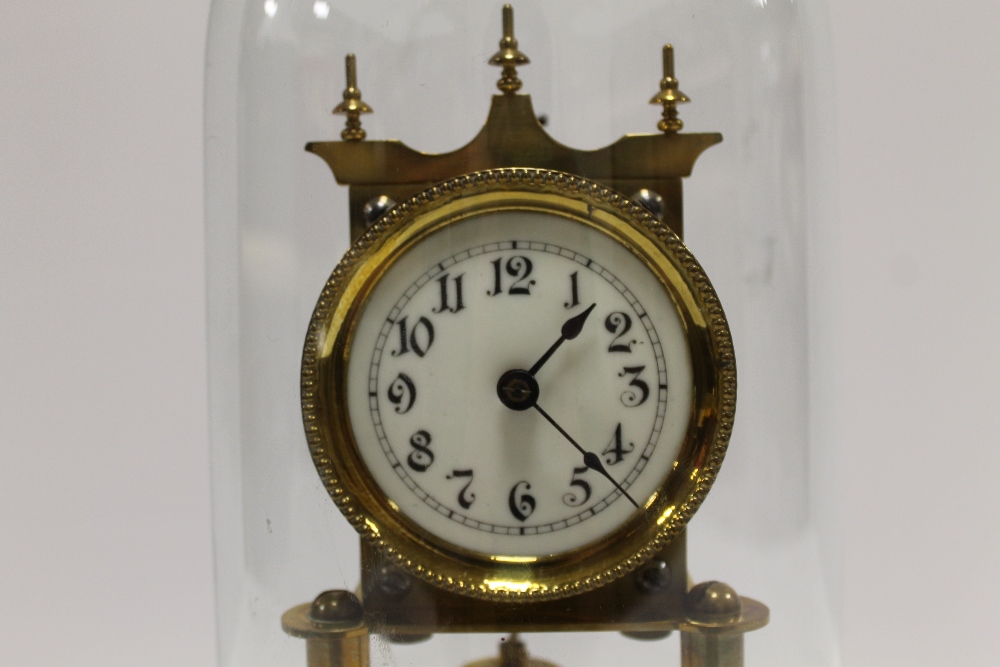 A GLASS DOME TOP BRASS MANTEL CLOCK - Image 2 of 5