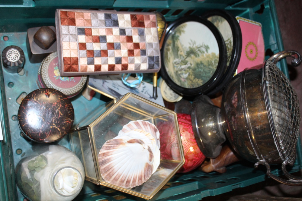 A TRAY OF COLLECTABLES TO INCLUDE A QUANTITY OF WOODEN SNUFF BOXES, SILVER PLATED ROSE BOWL ETC