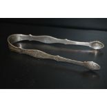 A PAIR OF ANTIQUE HALLMARKED SILVER SUGAR TONGS APPROX WEIGHT - 41G