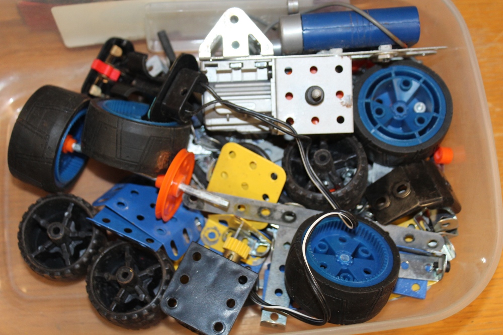 A QUANTITY OF VINTAGE MECCANO METAL TOYS - Image 3 of 3