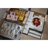 A BOX OF MARILYN MONROE COLLECTORS PLATES TO INCLUDE THE HAMILTON COLLECTION, A TRAY OF MARILYN