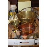 A TRAY OF ASSORTED METALWARE TO INCLUDE A BRASS JAM PAN, ENAMELLED CHAMBER STICK, BRASS PESTLE AND