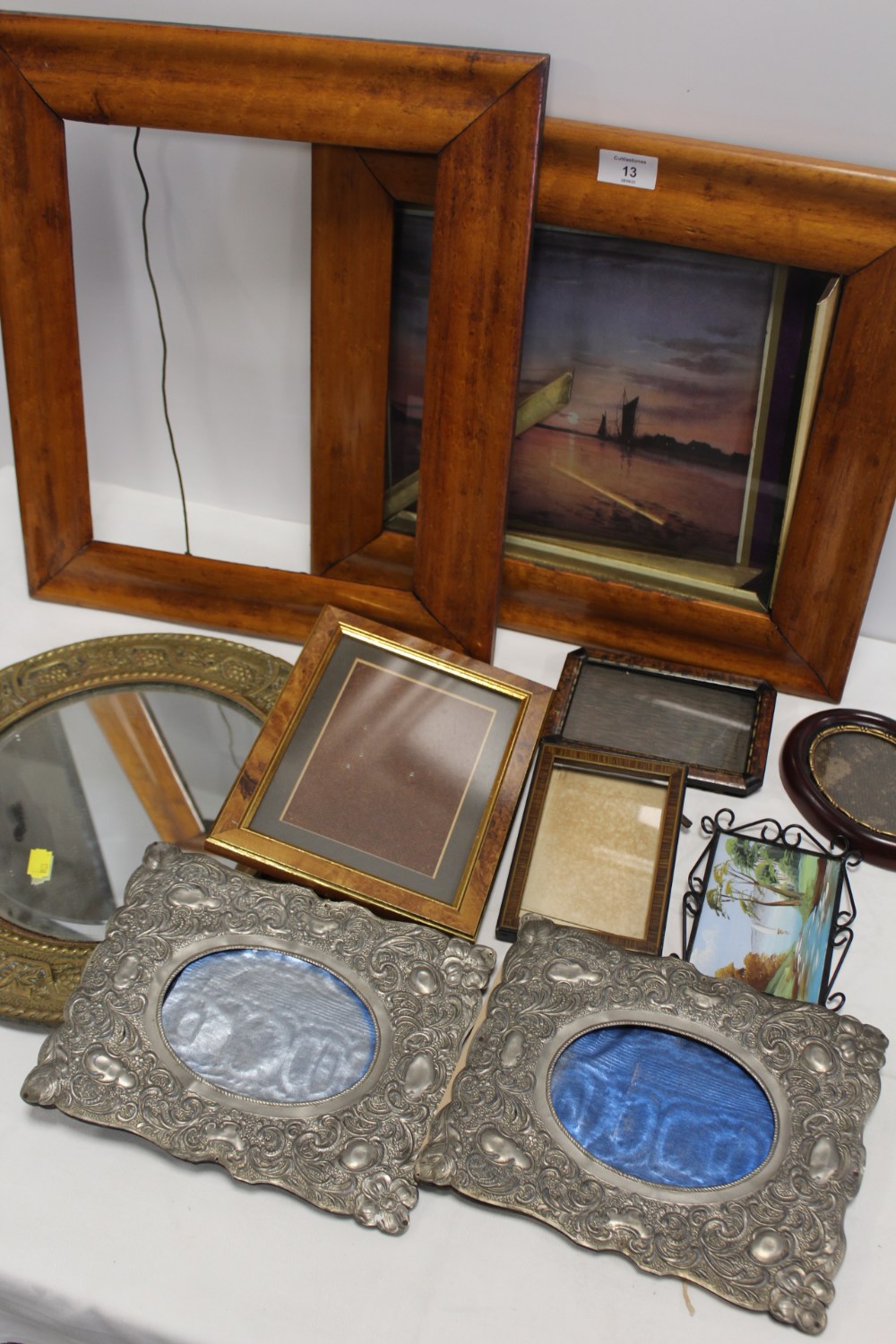 A COLLECTION OF VINTAGE PICTURE FRAMES ETC. TO INCLUDE MAPLE STYLE FRAMES, BRASS FRAMED WALL