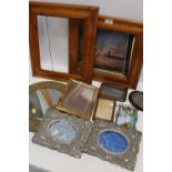 A COLLECTION OF VINTAGE PICTURE FRAMES ETC. TO INCLUDE MAPLE STYLE FRAMES, BRASS FRAMED WALL